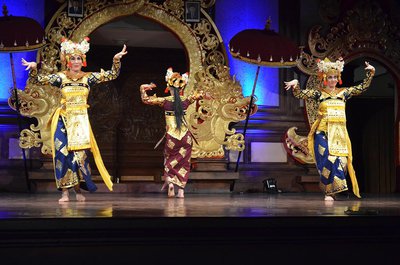 Bonnie Simoa and Erin Elder perform at the Bali Arts Festival June 2014. Photo by John Watson.