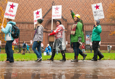GTFF picket in front of Jordan Schnitzer Museum of Art. Photo: Justin Cox @respecttheboba